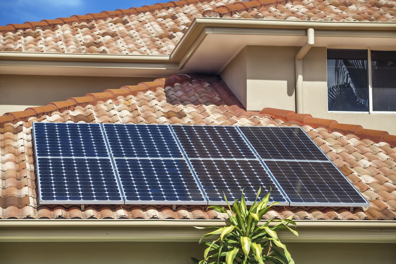 Casa com painéis fotovoltaicos de energia solar